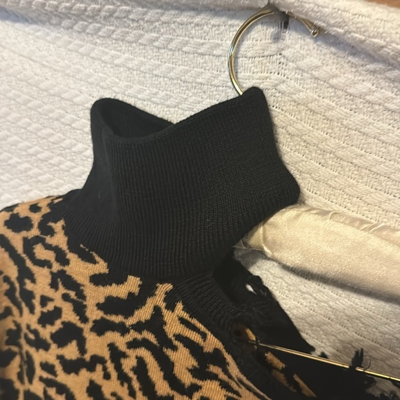 Lover and friends brand leopard sweater, cold shoulder size extra small - Picture 4 of 7